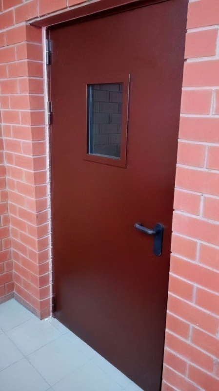 Дверь ei с небольшим окном